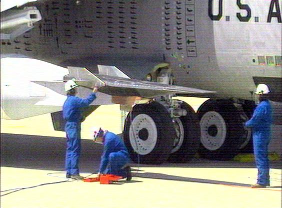 文件:X-43A technicians.jpg
