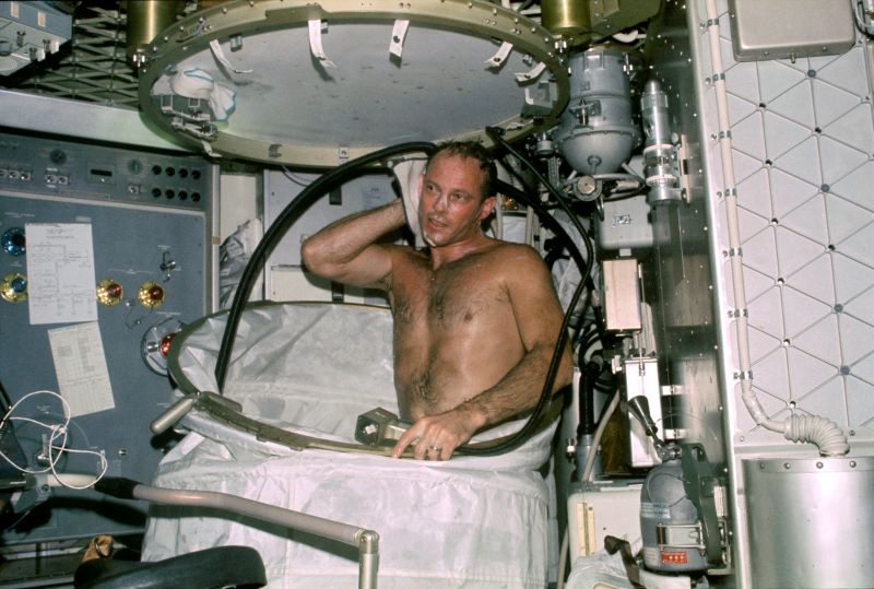 文件:Showering on Skylab - GPN-2000-001710.jpg